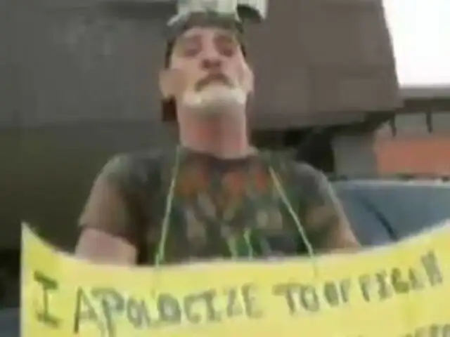 EEUU: condenan a hombre a llevar cartel con frase “Soy un idiota”