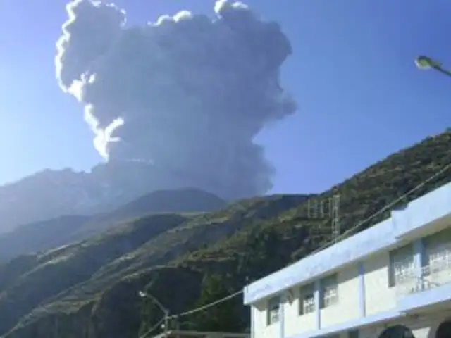 Moquegua y Arequipa en emergencia por explosiones del volcán Ubinas