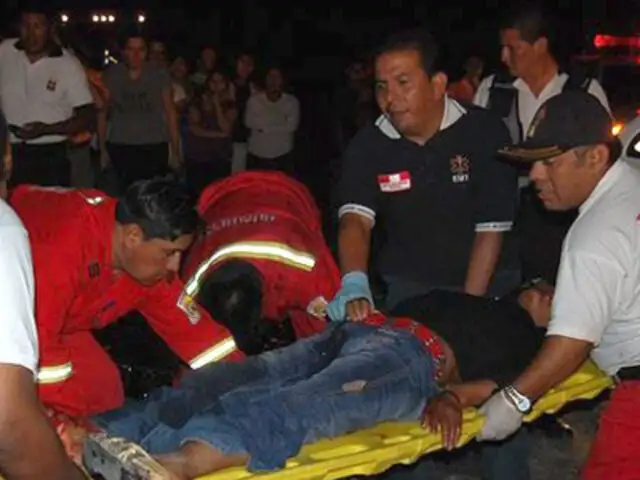 Mototaxista queda atrapado en su vehículo tras ser arrollado por un tráiler