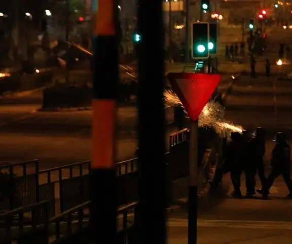 Chile: 13 carabineros fueron heridos durante disturbios en Santiago