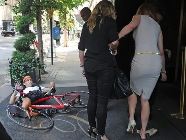 VIDEO: fotógrafo en bicicleta atropelló a ‘Estrella de Hollywood’ Nicole Kidman