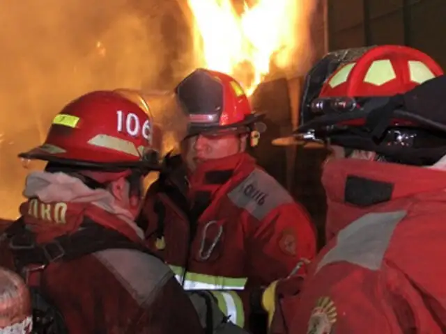 Incendio redujo a cenizas local comercial cerca a la calle Capón