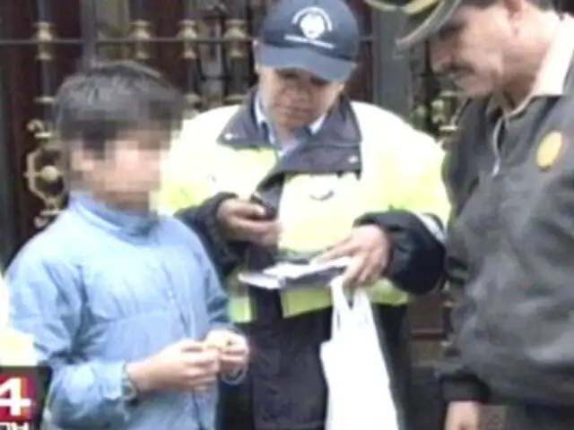 Niño perdido en el Centro de Lima habría sido obligado a vender caramelos