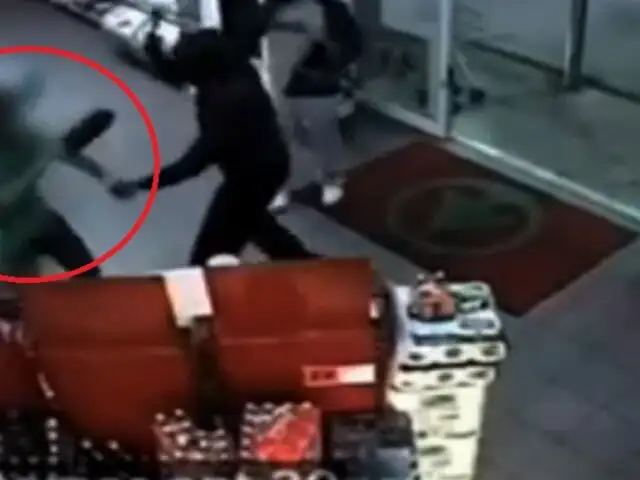 VIDEO: dueño evitó robo en su tienda enfrentándose a asaltantes con su zapato