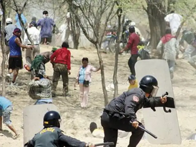 Turba se enfrentó a más de 900 policías para evitar desalojo en Piura