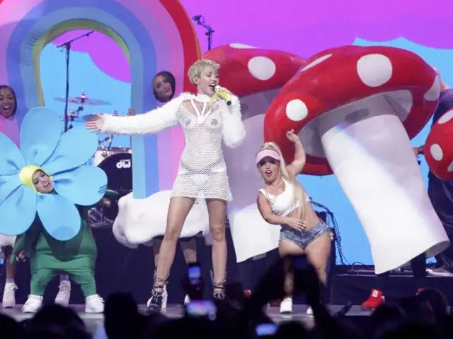 Nueva polémica de Miley Cyrus: cantante brinda show musical en transparencia