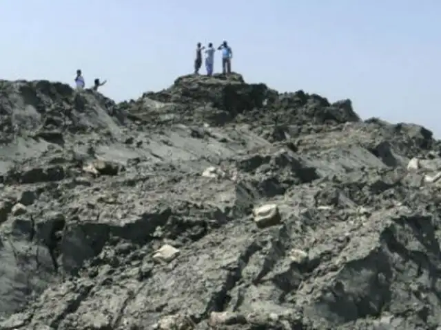 Pakistaníes ya exploran isla que emergió tras devastador terremoto