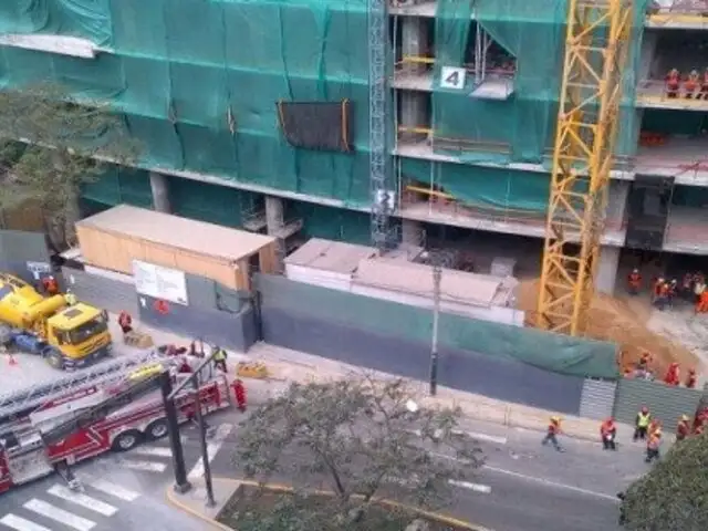 Obreros salvaron de morir tras caerles encima techo de edificio en San Isidro
