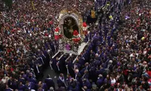 Peruanos se preparan para multitudinaria procesión del Señor de los Milagros