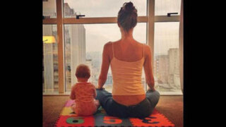 Modelo Gisele Bündchen practica yoga  junto a su pequeña hija