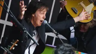 Paul McCartney ofreció concierto en el Times Square trepado en un camión