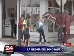 EEUU: hombre se disfraza de dinosaurio para asustar a transeúntes