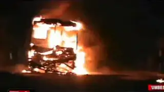 Bus cargado con combustible de contrabando se incendió en Tumbes