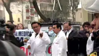 Noticias de las 6: médicos contratados se encadenan en sede del Minsa