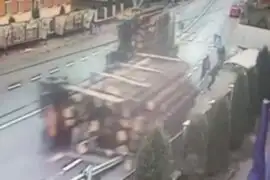VIDEO: Decenas de troncos se desprenden y sepultan a dos personas en Rumanía