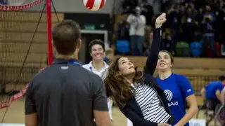 Duquesa Catalina reaparece en forma después de dar a luz jugando voleibol