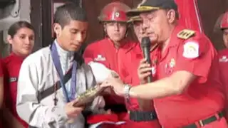 Bomberos condecoran a joven héroe que rescató a dos niños de incendio en SJL