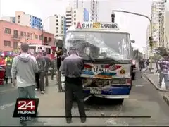 Coaster choca contra ambulancia y deja seis heridos