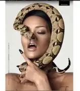 Cantante Rihanna sorprende al mundo al posar desnuda y rodeada de serpientes