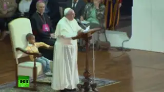 Pequeño "robó" el asiento al papa Francisco y se paseó en plena misa