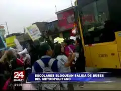 Escolares y padres de familia protestan bloqueando estación de El Metropolitano