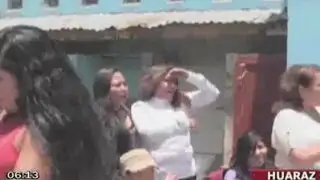 Madre de "gringasha" cantó y bailó con Segundo Rosero en penal de Huaraz