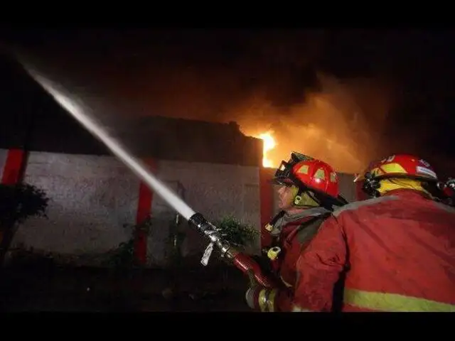 Incendio de proporciones consumió un almacén de alfombras en Surco