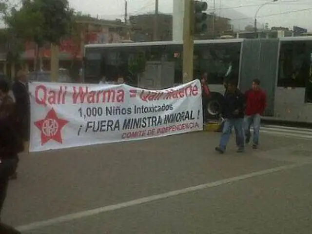 Apristas colocan carteles contra el programa Qali Warma en Los Olivos