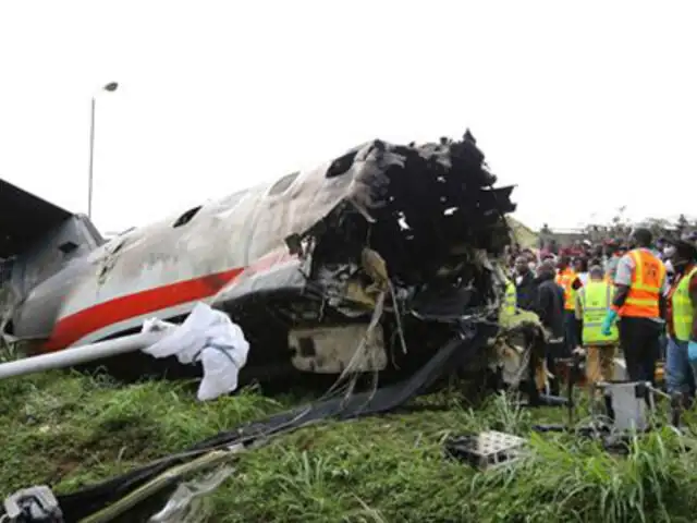 Avión se estrella en aeropuerto de Nigeria y deja 13 muertos