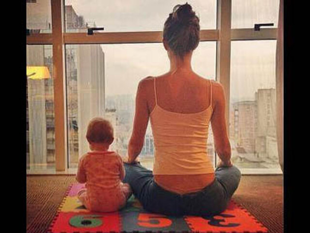 Modelo Gisele Bündchen practica yoga  junto a su pequeña hija