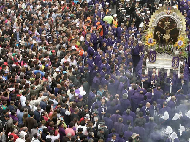 Señor de los Milagros inició su primer recorrido procesional entre miles de fieles