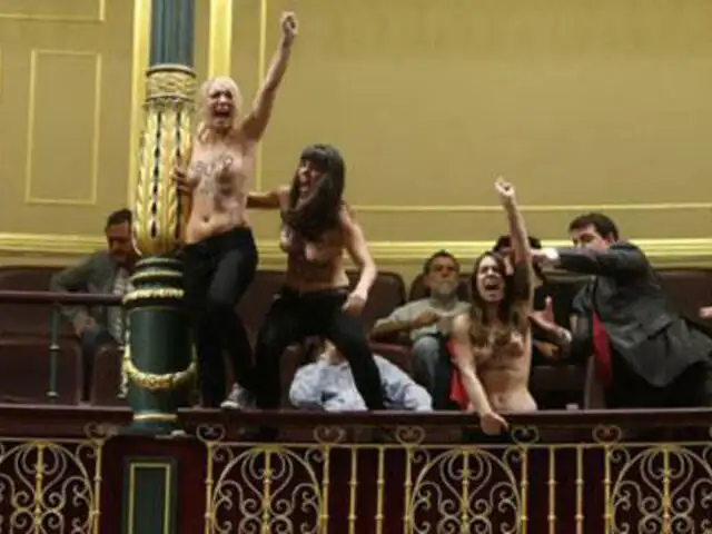 España: gritando "Aborto es sagrado" Femen irrumpe en el Congreso