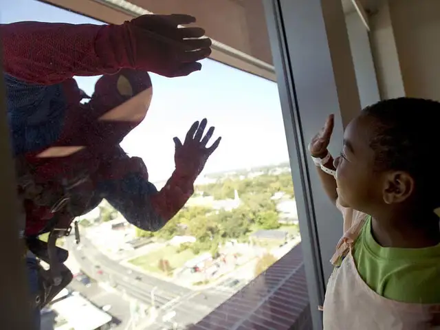 Superhéroes visitan a niños en hospitales de Estados Unidos