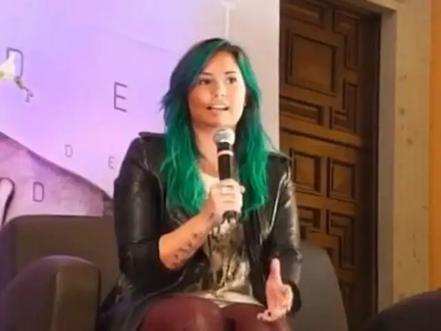 Periodista pone en aprietos a Demi Lovato tras pedirle beso en plena conferencia