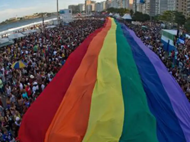 VIDEO: miles de personas toman playas de Copacabana para celebrar Orgullo Gay