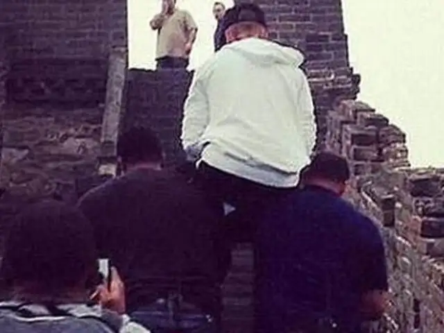 Graban a cantante Justin Bieber orinando sobre la Gran Muralla china