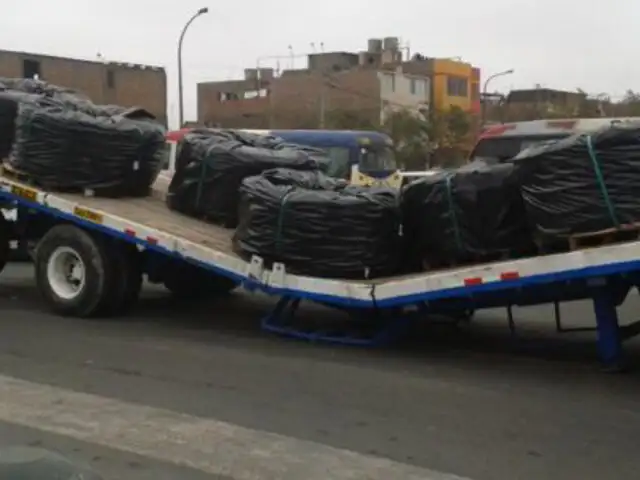 Trailer se parte en dos y genera congestión vehicular en avenida Universitaria