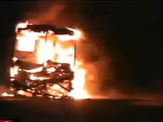 Bus cargado con combustible de contrabando se incendió en Tumbes