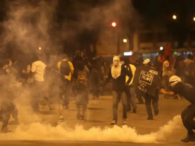 Brasil: nueva noche de violencia en protesta de maestros en Río