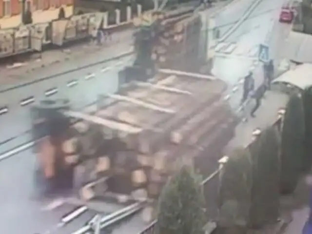 VIDEO: Decenas de troncos se desprenden y sepultan a dos personas en Rumanía