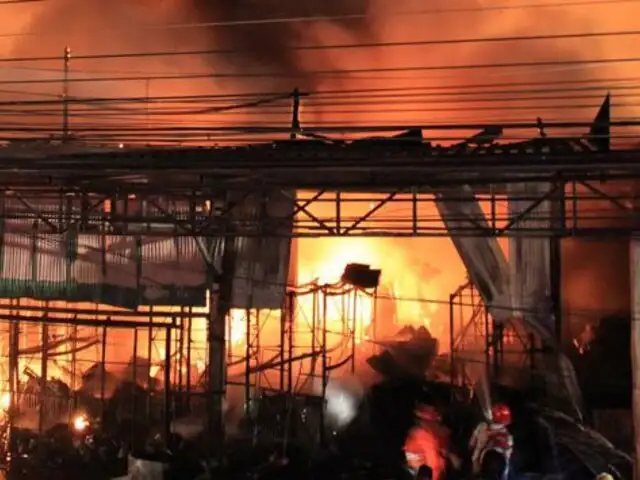 Gigantesco incendio arrasa con centro comercial en Tailandia