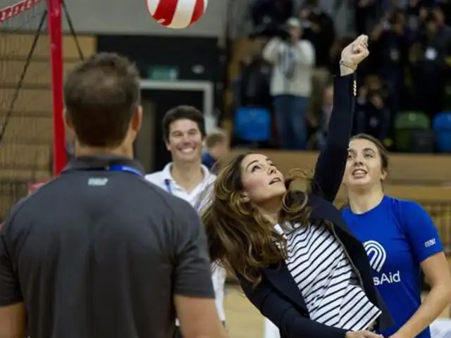 Duquesa Catalina reaparece en forma después de dar a luz jugando voleibol