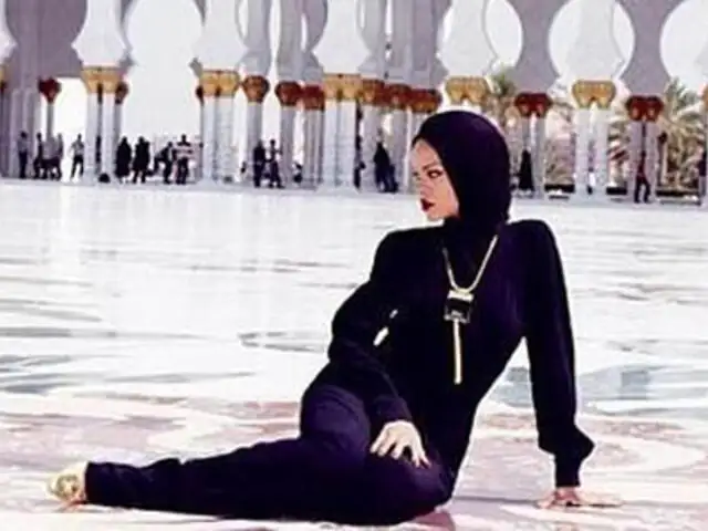 Expulsan a Rihanna de una mezquita por sesión de fotos “inapropiadas”