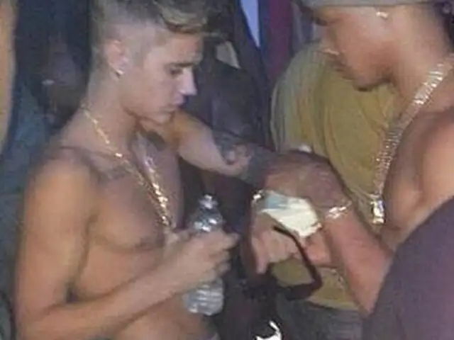 Publican foto de Justin Bieber divirtiéndose en un club de striptease