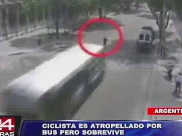 Argentina: ciclista salvó de morir tras ser arrollado por bus