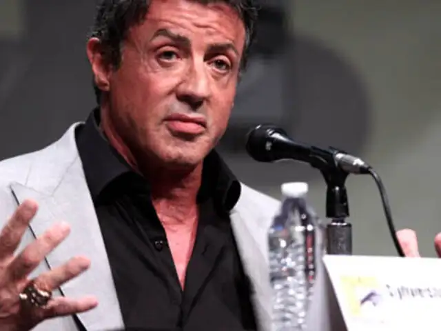 Sylvester Stallone desata polémica en Rusia con exposición de cuadros