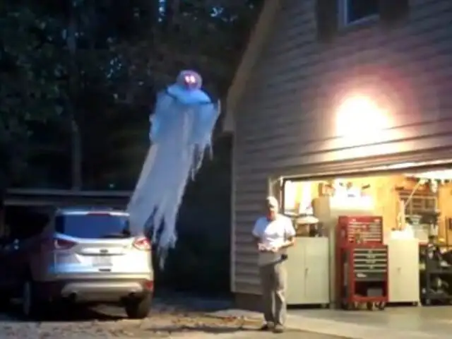 Halloween: Sorprenden a estadounidenses con "fantasma" que vuela de verdad