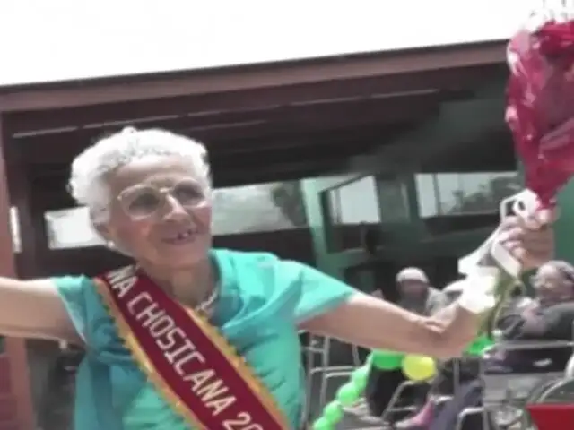 Anciana de 80 años ganó certamen de belleza "Nona Chosicana 2013"