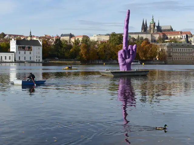 Crean escultura gigante que le muestra el dedo medio a presidente checo