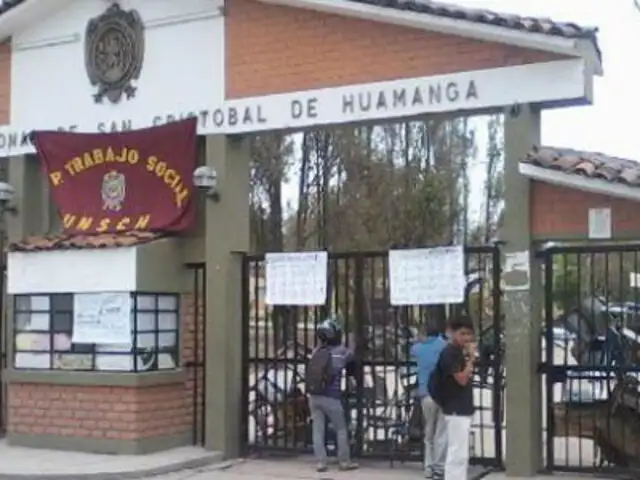 Ayacucho: alumnos tomaron Universidad San Cristóbal de Huamanga